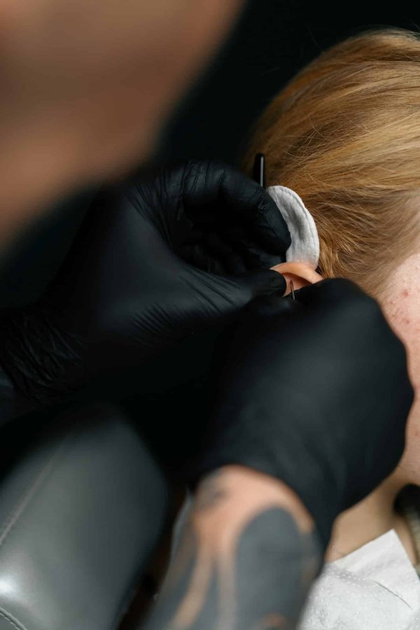 Piercings oreille tragus : comment les mettre en valeur ?